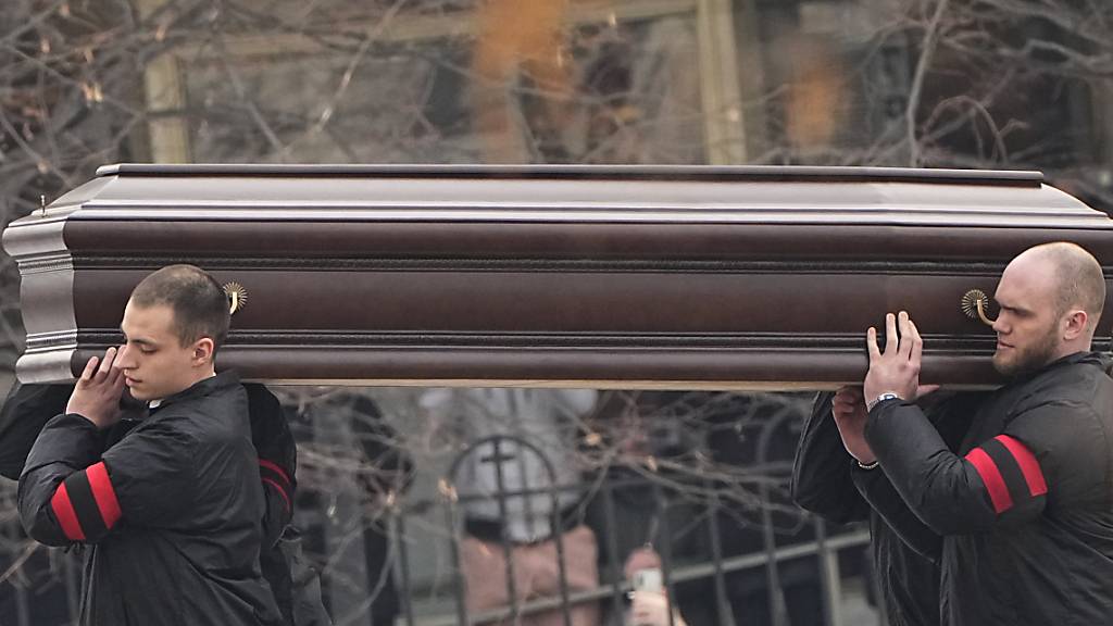 dpatopbilder - Männer tragen den Sarg des russischen Oppositionsführers Alexej Nawalny zur Kirche. Foto: Uncredited/AP/dpa