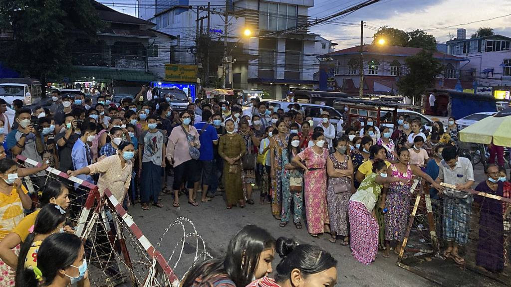 Familienangehörige warten auf Häftlinge vor dem Insein-Gefängnis. Die Regierung von Myanmar lässt mehr als 5.600 Menschen frei, die wegen ihrer Teilnahme an regierungsfeindlichen Aktivitäten gegen die Machtübernahme durch das Militär im Februar verhaftet worden waren. Foto: Uncredited/AP/dpa