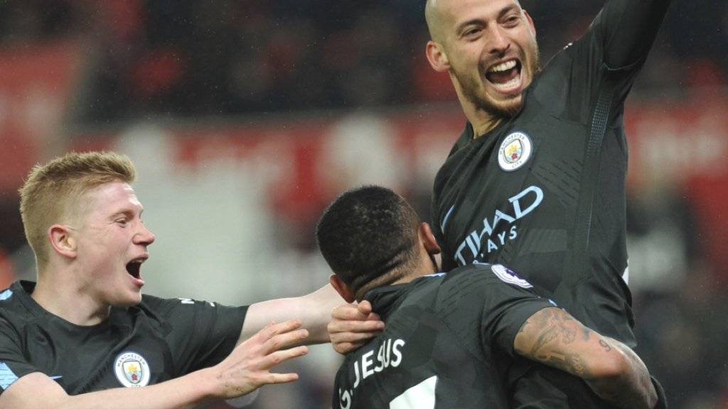 Keine Haare, aber viel Freude: Manchester Citys Doppeltorschütze David Silva (rechts) wird gefeiert