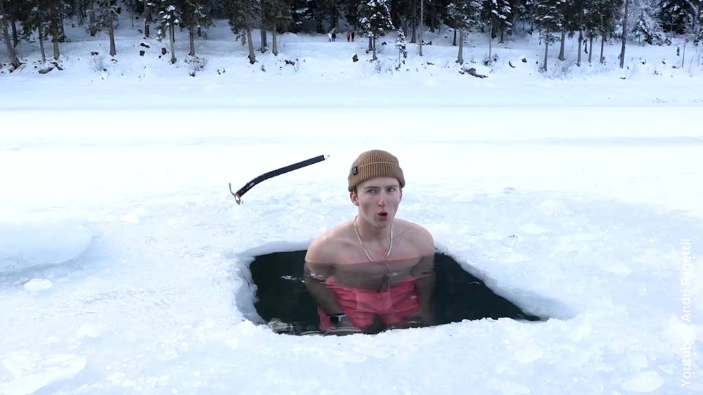 Andri Ragettli badet im zugefrorenen Caumasee