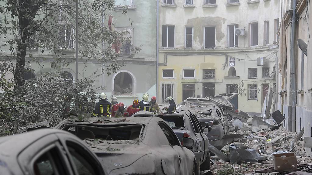 dpatopbilder - Die Suche nach Opfern nach einem Raketenangriff in Lwiw geht weiter. Foto: Mykola Tys/AP