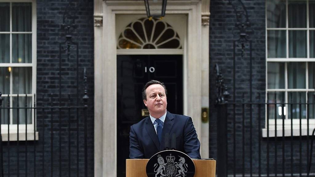 Unmittelbar nach Verkündigung eines EU-Reformpakets ist in Grossbritannien die Zustimmung für einen Verbleib in der EU gewachsen. Premier David Cameron wirbt vor seinem Amtssitz für einen Verbleib.
