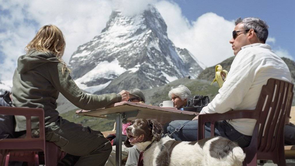 Dank der Sonne kann man auch bei 10 Grad ein Bierchen auf der Terrasse mit Aussicht auf den Matterhorn geniessen. (Bild: keystone)