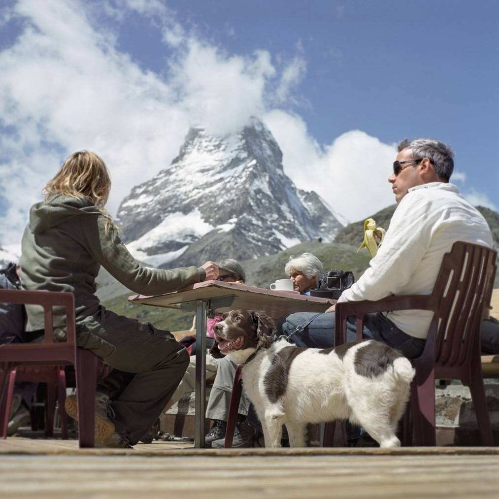 Dank der Sonne kann man auch bei 10 Grad ein Bierchen auf der Terrasse mit Aussicht auf den Matterhorn geniessen. (Bild: keystone)