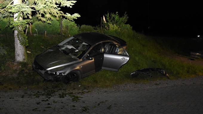 Junglenker fahrunfähig in Baum geknallt