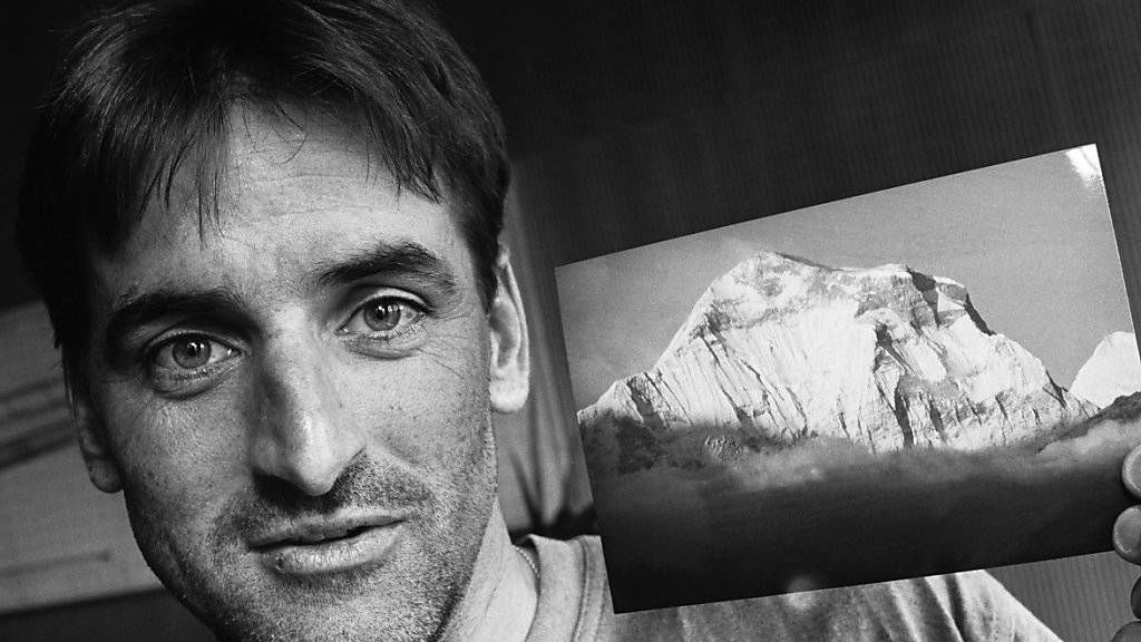 Am Piz Bernina in den Tod gestürzt: Bergsteiger Norbert Joos. Im Bild mit einer Aufnahme des Himalaja, aufgenommen im Jahr 1995.