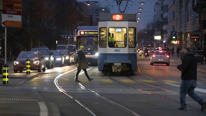 Fussgänger wird in Zürich von Tram angefahren – leicht verletzt