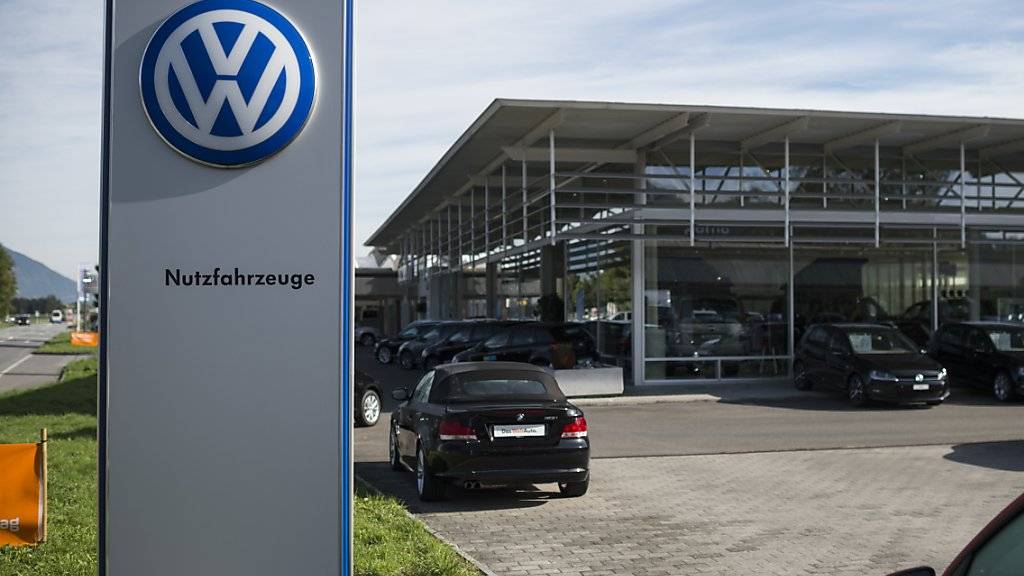 VW-Logo bei einer Amag-Garage in Buchs SG. Bei Schweizern sind VW-Autos trotz Abgas-Skandal noch immer am beliebtesten.