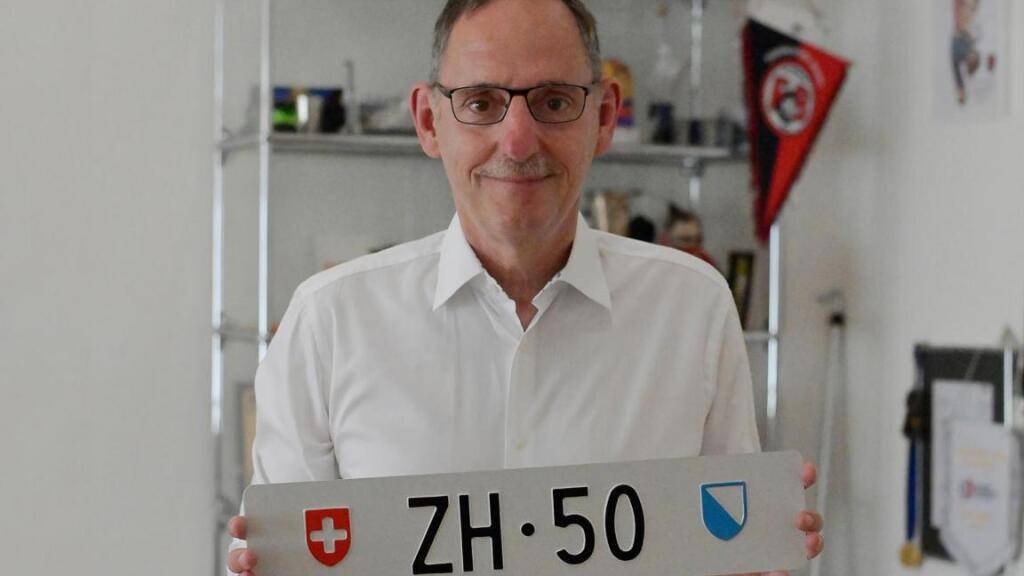 Regierungsrat Mario Fehr mit dem begehrten Kontrollschild «ZH 50».