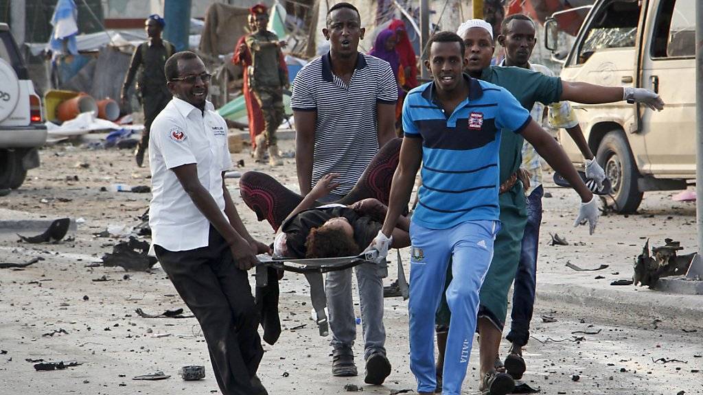 Mindestens 53 Todesopfer und über 100 Verletzte forderte der Anschlag der Terrormiliz Al-Schabaab in der somalischen Hauptstadt Mogadischu.