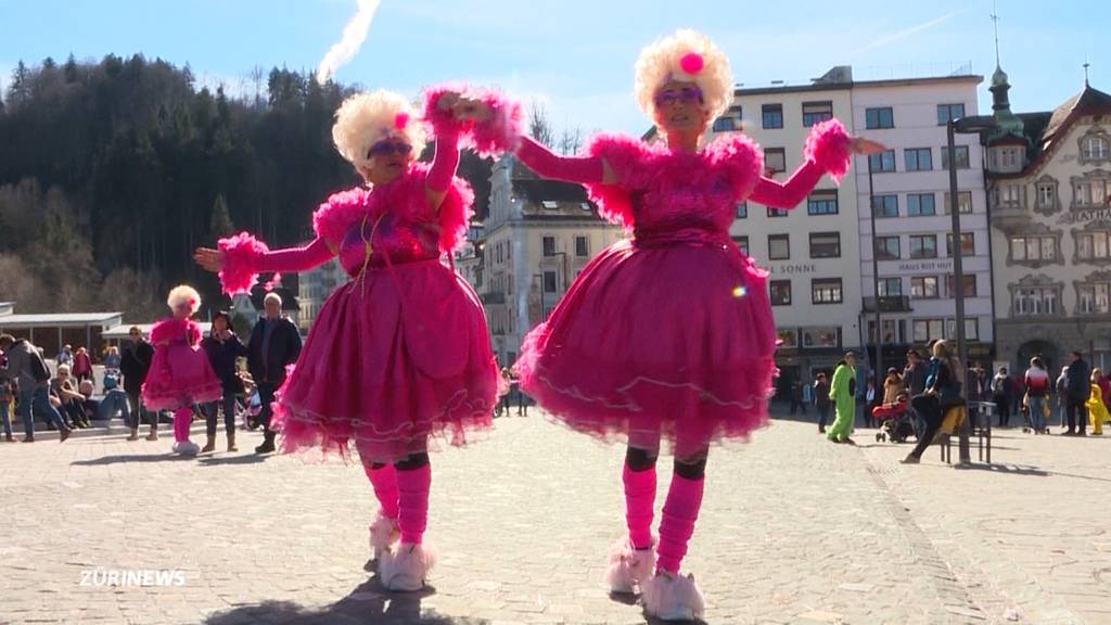 Einsiedler feiern Fasnacht bei frühlingshaftem Wetter