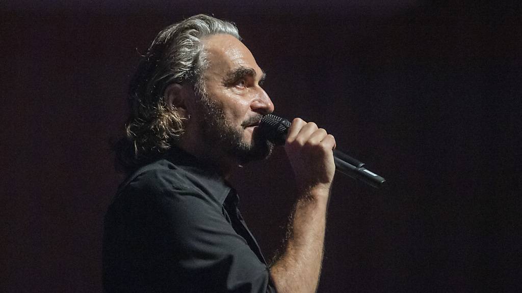 Stephan Eicher macht den Auftakt zum diesjährigen Zermatt Unplugged, das am (heutigen) Dienstagabend startet. Zusammen mit dem Swiss Orchstra sowie weiteren Kolleginnen und Kollegen tritt er eine Reise durch unterschiedliche Musikstile an. (Archivbild)