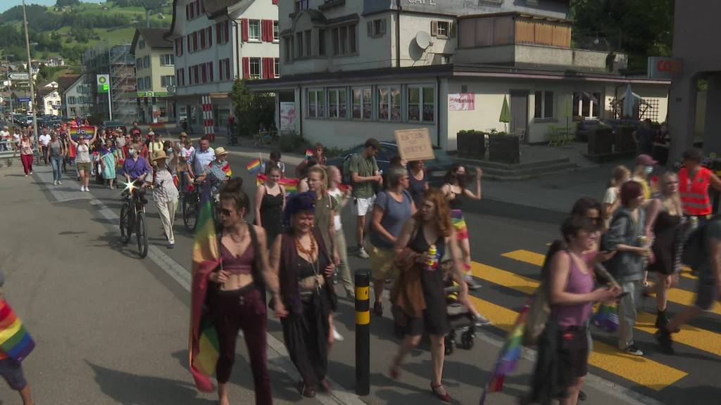 Demo queer durchs Dorf: Ehe-für-Alle-Kundgebung in Nesslau