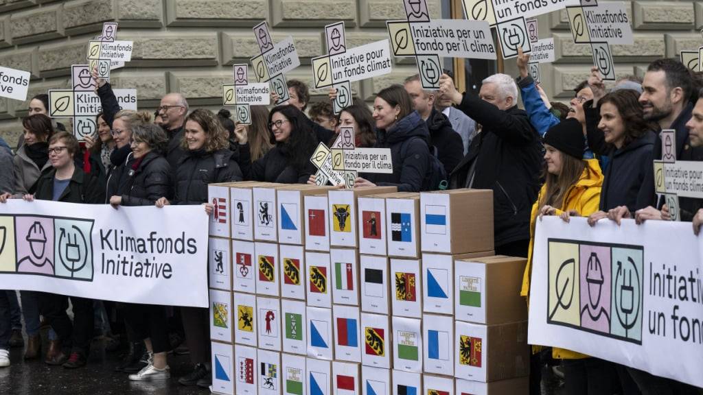 Die zuständige Nationalratskommission beantragt ein Nein zur Klimafonds-Initiative. Im Bild Vertreterinnen und Vertreter von SP und Grünen mit den gesammelten Unterschriften. (Archivbild)