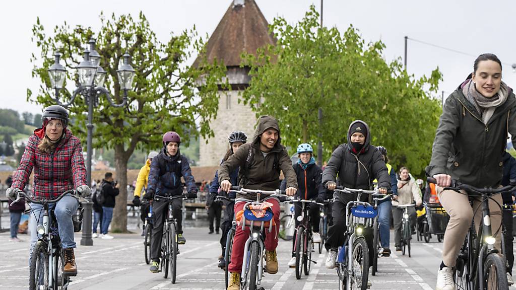 Die radelnde Klimakundgebung fährt an der Jesuitenkirche vorbei.