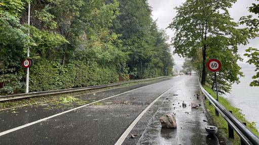 Starker Regen: Strasse zwischen Seewen und Lauerz gesperrt