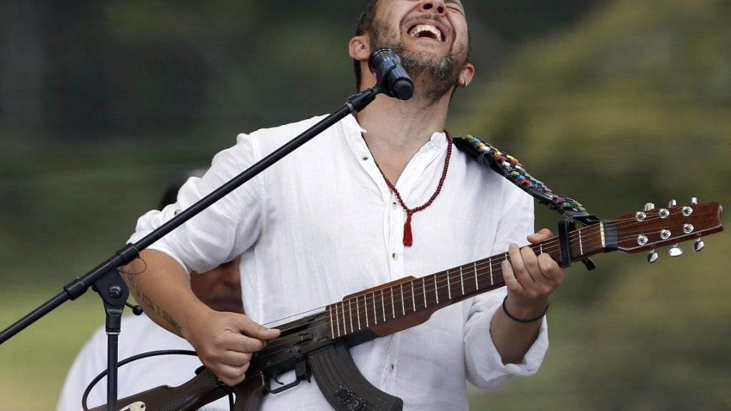 Der kolumbianische Sänger Cesar Lopez spielt an der Friedensfeier zum Ende der Entwaffnung der FARC-Rebellen.