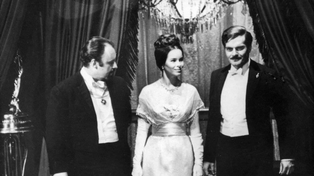 Szene aus «Doktor Schiwago» mit den Schauspielern Rod Steiger, Geraldine Chaplin und Omar Sharif (v.l.).