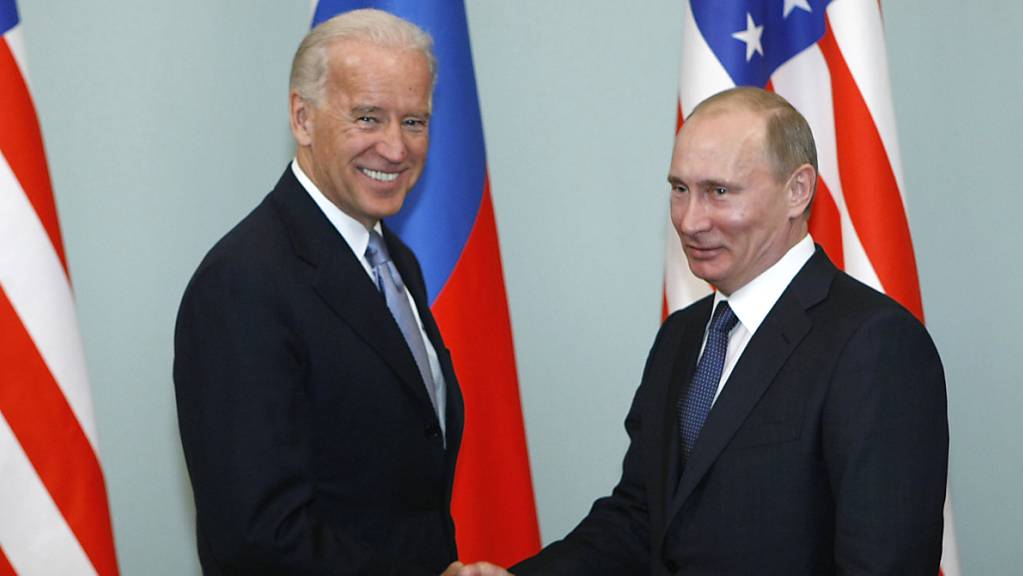 ARCHIV - Der russische Präsident Wladimir Putin hat einem Gipfeltreffen mit seinem US-Kollegen Joe Biden zugestimmt. Das Treffen sei für den 16. Juni in Genf geplant, teilte der Kreml mit. Putin hatte lange offengelassen, ob er Bidens Einladung annimmt. Foto: Alexander Zemlianichenko/AP/dpa Foto: Alexander Zemlianichenko/AP/dpa