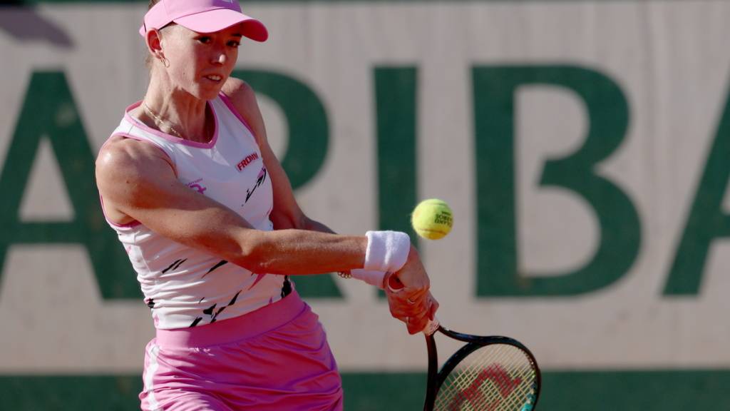 Simona Waltert hält gegen Katerina Siniakova gut dagegen, verpasst es aber, die Big Points für sich zu entscheiden