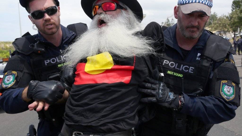 Nach Handgreiflichkeiten zwischen linken Demonstranten und Islamgegnern am Rande einer Kundgebung in Sydney zum Gedenken an fremdenfeindliche Ausschreitungen vor zehn Jahren nehmen Polizisten einen Mann fest.