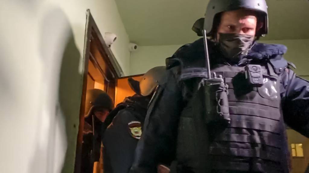 Die Polizei kommt aus der Wohnung von Oleg Nawalny. Foto: Mstyslav Chernov/AP/dpa