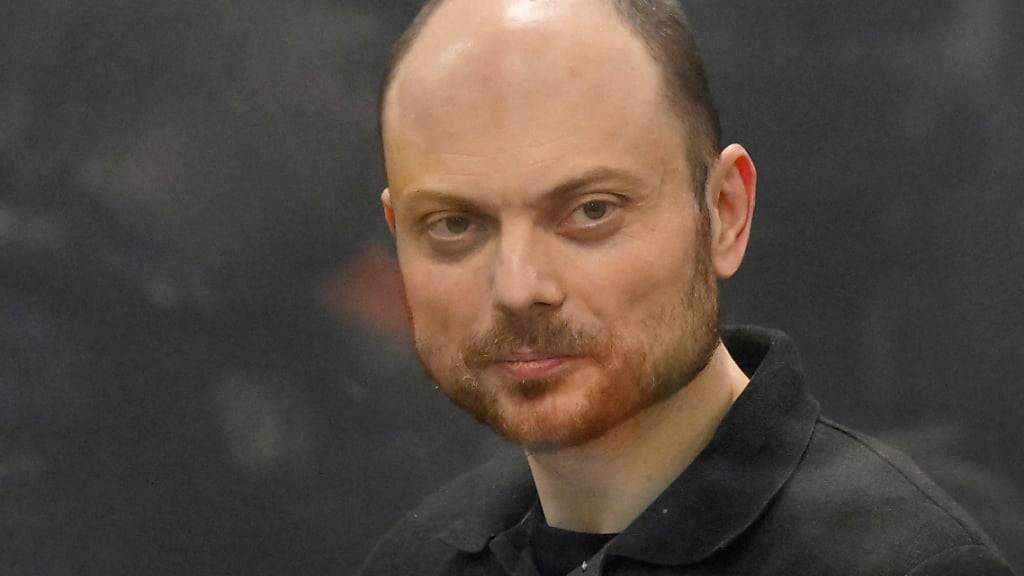 Oppositioneller Wladimir Kara-Mursa in einem Glaskäfig in einem Gerichtssaal in Moskau. Foto: Dmitry Serebryakov/AP/dpa