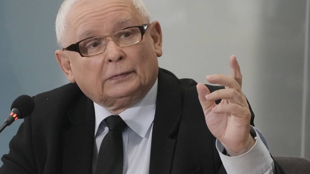 ARCHIV - Jaroslaw Kaczynski, Vorsitzender der polnischen Partei PiS, wird im Parlamentsgebäude in Warschau von einem Parlamentsausschuss befragt. Foto: Czarek Sokolowski/AP/dpa