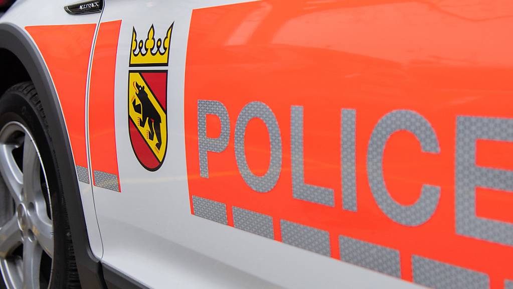 Die Berner Kantonspolizei rückte am Montag zu einem schweren Autounfall in Seedorf aus. 
