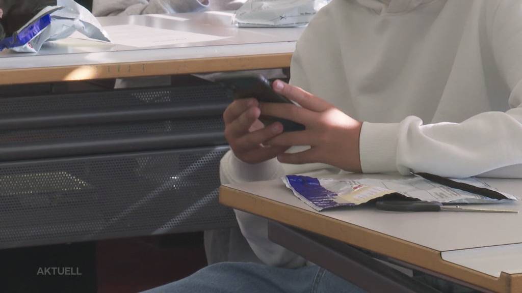 Bei Verstoss büssen?: Handyverbot an Aargauer Schulen wirft juristische Fragen auf