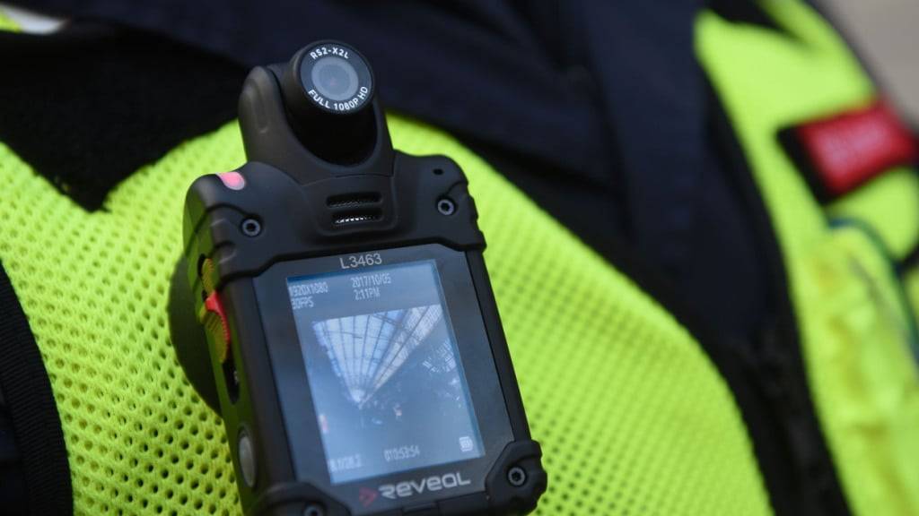Bodycams sollen künftig zur Grundausstattung der Polizeikorps in den Kantonen Waadt und Wallis gehören. (Symbolbild)