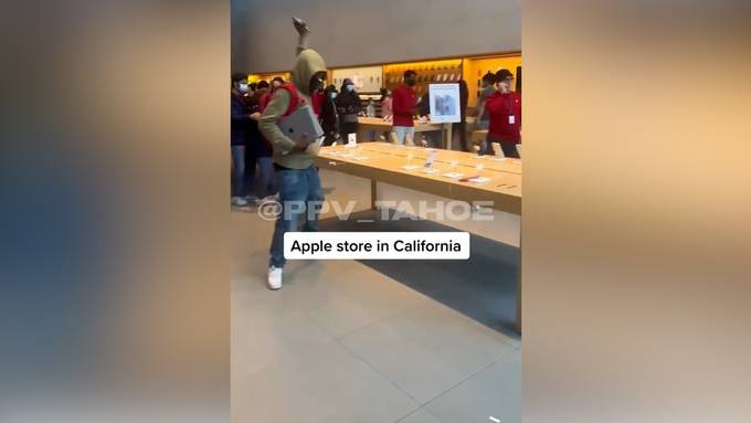 Zwei Diebe räumen Apple Store aus – und niemand greift ein