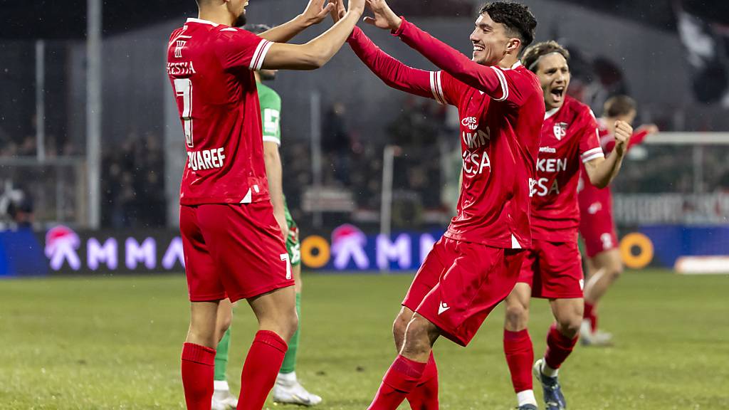 Abklatschen zwischen Théo Bouchlarhem (rechts) und Ilyas Chouaref, den beiden Hauptverantwortlichen für das 1:0 von Sion