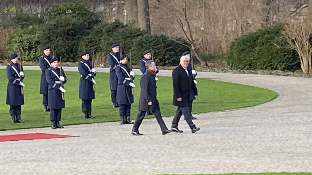 Cassis und Steinmeier nach der Ankunft des Schweizer Bundespräsidenten im Schloss Bellevue.