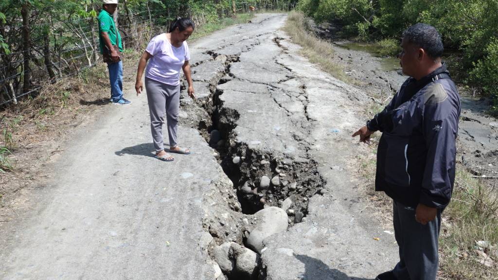 Ein Erdbeben im Süden der Philippinen sorgte bereits am Dienstag für Risse in Strassen. Mindestens sechs Menschen starben. (Archivbild)
