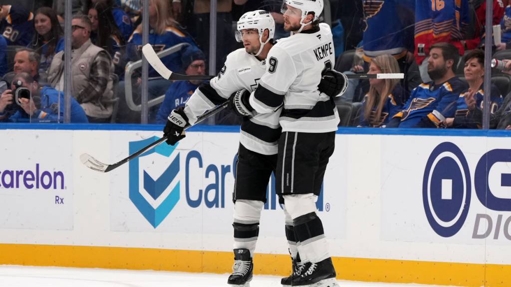 Kevin Fiala (links) gewinnt mit den Los Angeles Kings in der Verlängerung