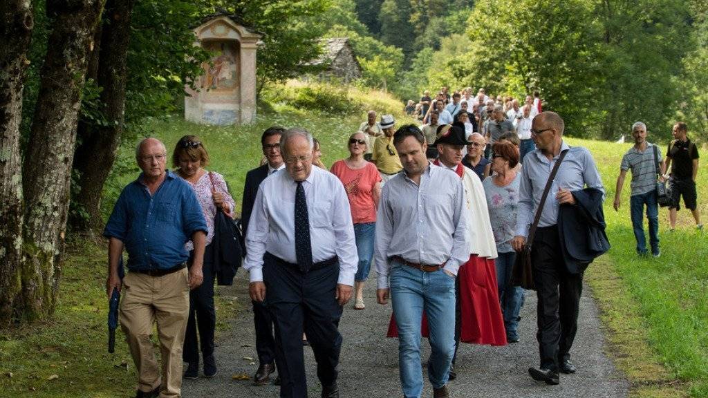 Gute Beziehungen sind wichtig: Bundespräsident Johann Schneider-Ammann (vorne, mit Krawatte) auf einem Spaziergang mit Einheimischen in Lòdano im Maggiatal.
