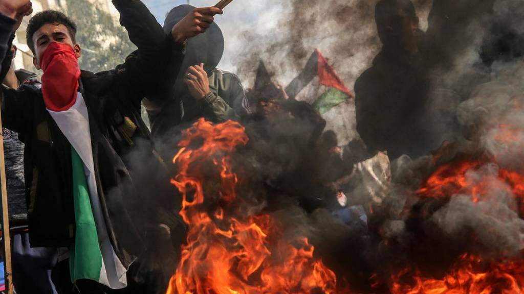 Palästinensische Demonstranten verbrannten am Dienstag Reifen, US-Flaggen und Bilder von US-Präsident Trump.