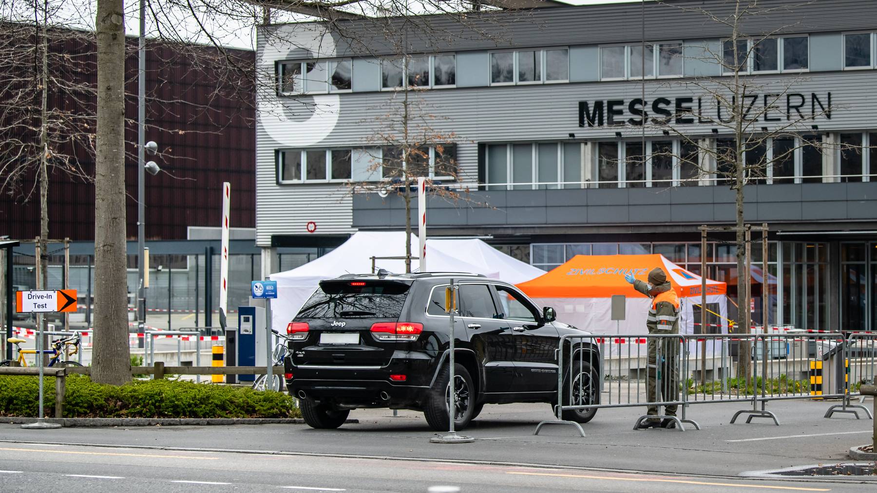 Zivilschützer der ZSO Pilatus betreiben das Drive-In-Testzentrum bei der Messe Luzern.