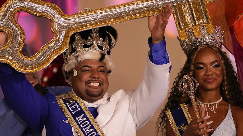 Karnevalskönig Momo, Caio Cesar Dutra, hält die Schlüssel der Stadt, die er von Bürgermeister Paes bei einer Zeremonie zur offiziellen Eröffnung des Karnevals in Rio de Janeiro erhalten hat. Foto: Silvia Izquierdo/AP/dpa