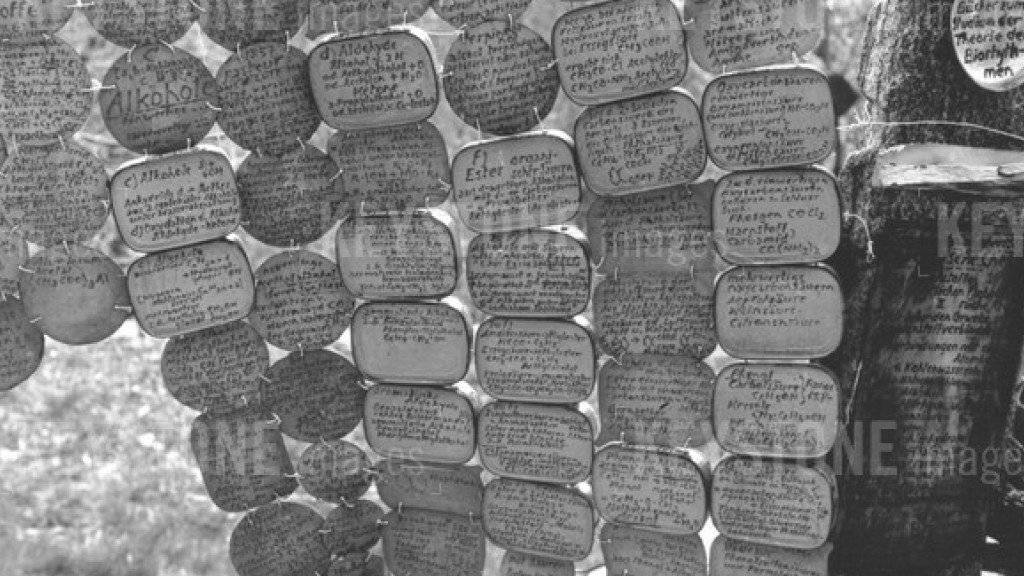 Armand Schulthess beschrieb Tausende kleiner Blechtäfelchen mit Wissenswertem und hängte sie in seinem Garten auf (Archiv)