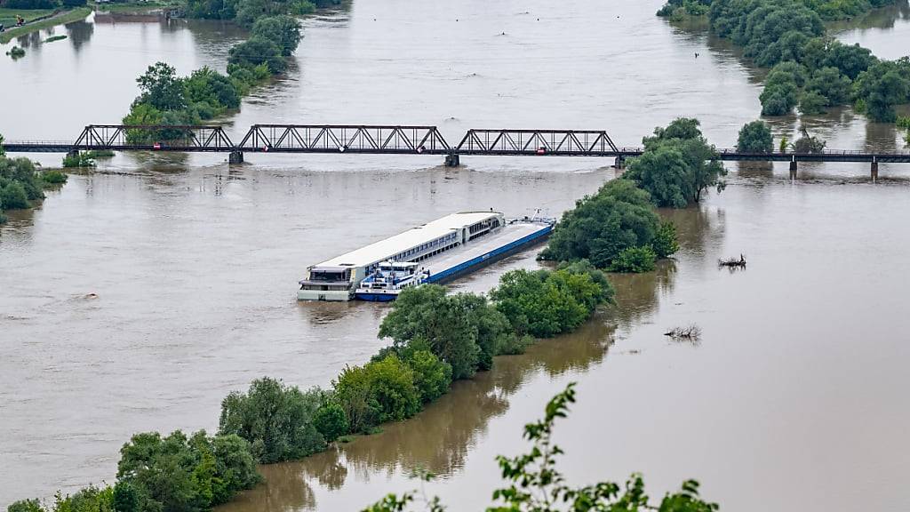 Zwei Schiffe liegen im Hochwasser der Donau. In Bayern herrscht nach heftigen Regenfällen vielerorts weiter Land unter. Foto: Armin Weigel/dpa