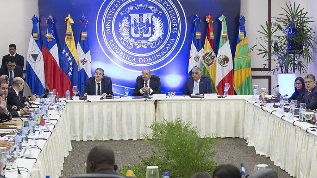 Die Delegationen während der Gespräche in der Dominikanischen Republik. Die Gespräche zwischen Regierung und Opposition Venezuelas brachten aber keine Ergebnisse und wurden vertagt.