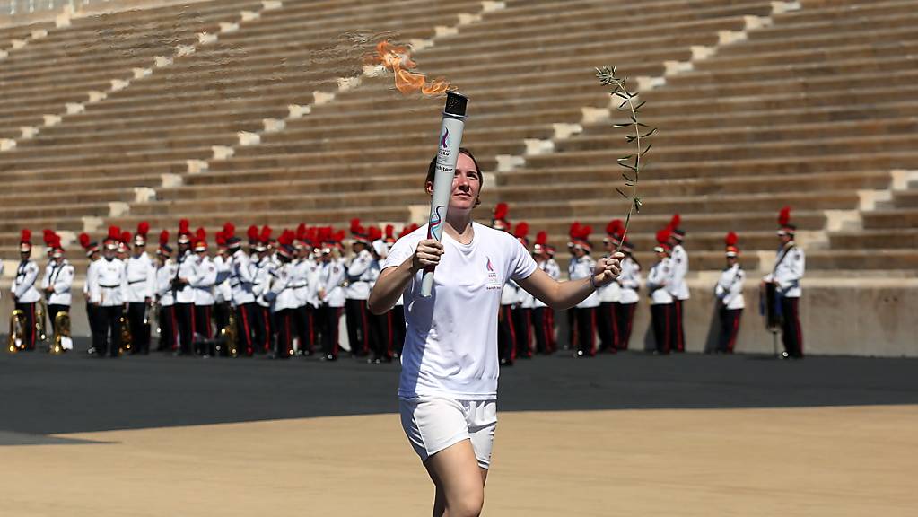 Die Schweizer Athletin Sydney Berta mit der olympischen Flamme in Athen