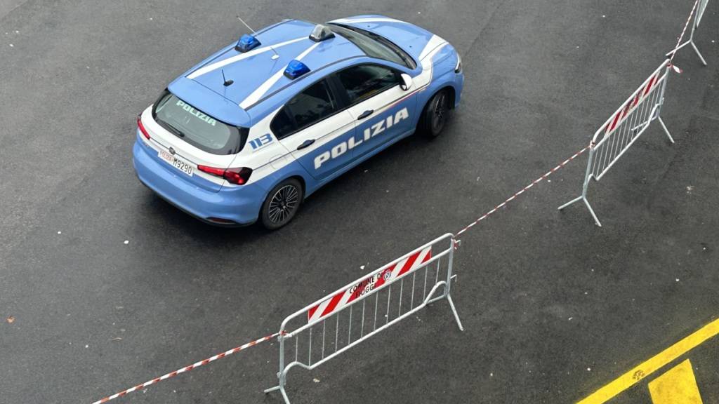 ARCHIV - Ein Auto der italienischen Polizei vor einer Absperrung. Foto: Christoph Sator/dpa/Archivbild