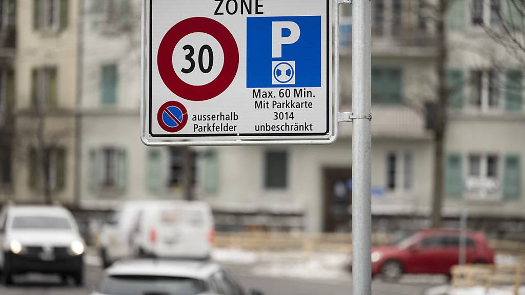 In der Stadt St. Gallen darf auf der Hauptverkehrsachse keine Tempo 30 Zone eingeführt werden. Dies hat die Kantonsregierung entscheiden. (Symbolbild)