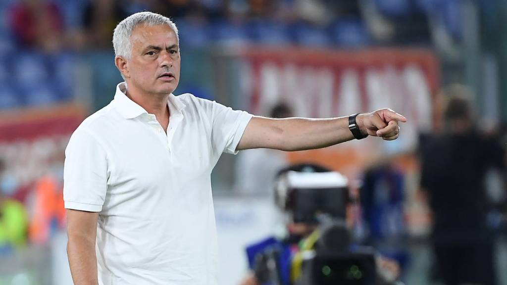 Casual zum Auftaktsieg: José Mourinho gibt sich bei seinem Einstand als Roma-Coach kleidungstechnisch lässig und darf sich über einen Sieg freuen