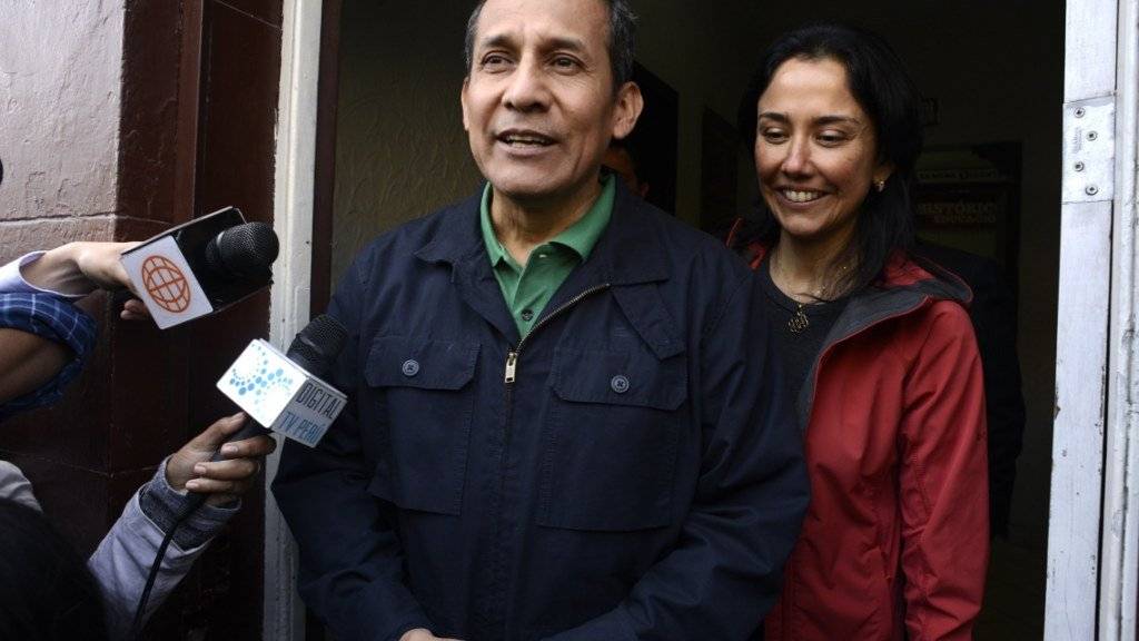 Der Ex-Präsident Perus Ollanta Humala (links) und seine Frau Nadine Heredia sprechen noch kurz vor der Verkündung eines Urteils über Korruption mit Journalisten.