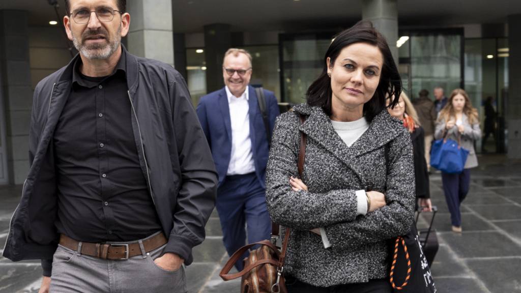 Jolanda Spiess-Hegglin mit ihrem Mann Reto Spiess beim Kantonsgericht Zug vor der vorinstanzlichen Verhandlung gegen Ringier.