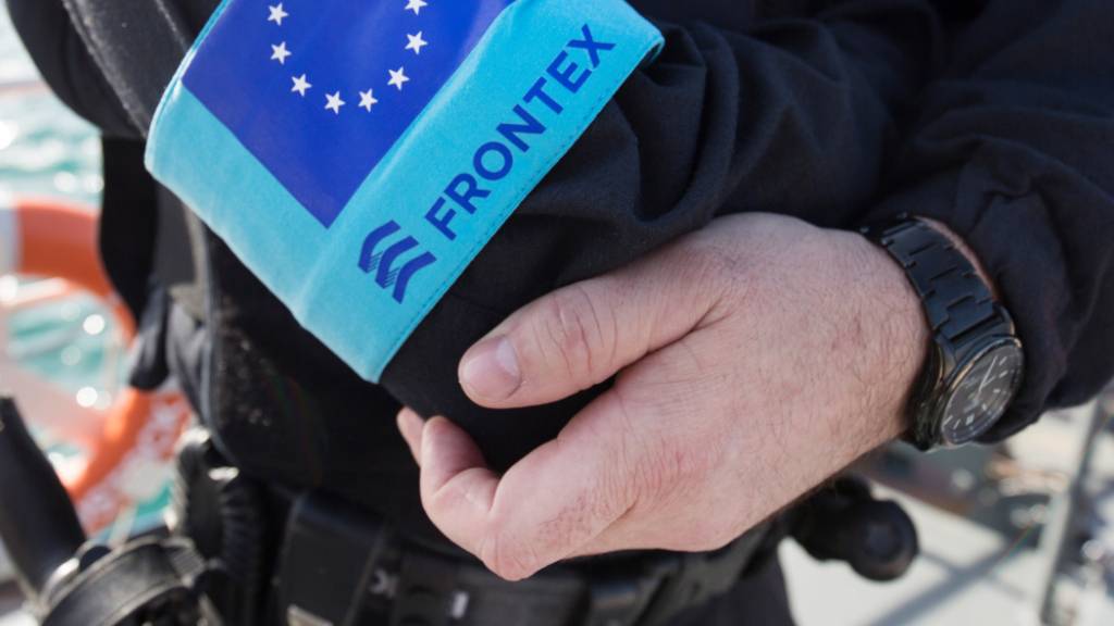 ARCHIV - Ein Polizist der EU-Grenzschutzagentur Frontex steht im Hafen der Insel Samos auf dem Vordeck eines Streifenboots vor einer Erkundungsfahrt. Foto: Christian Charisius/dpa